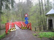 Červený most v Babiččině údolí je otevřený Lesy ČR s opravou spěchaly kvůli letní sezóně