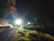 Celou noc vytvářely harvestory v Českém Švýcarsku protipožární pásy a pokračují podle zadání krizového štábu