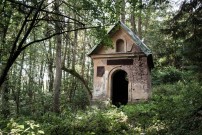 Lesní odpočívadla, studánky, kaple, rozhledny i stezky každoročně obnovují Lesy ČR za desítky milionů korun