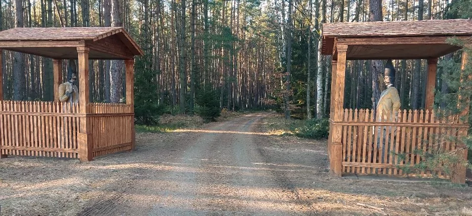 Přístřešky soch granátníků na Mladoboleslavsku jsou opravené